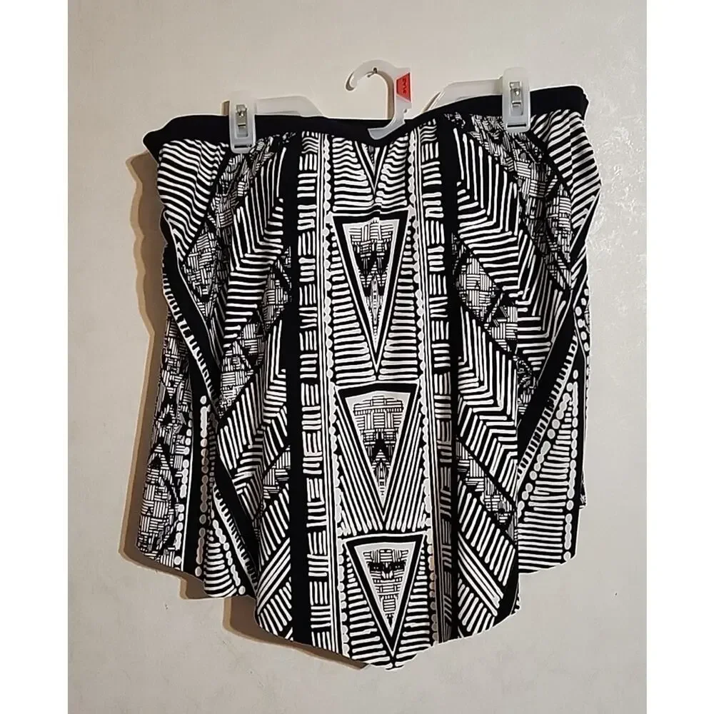 Sonnet Shores Swim Top Halter No Straps 18W Black White Aztec Geometric